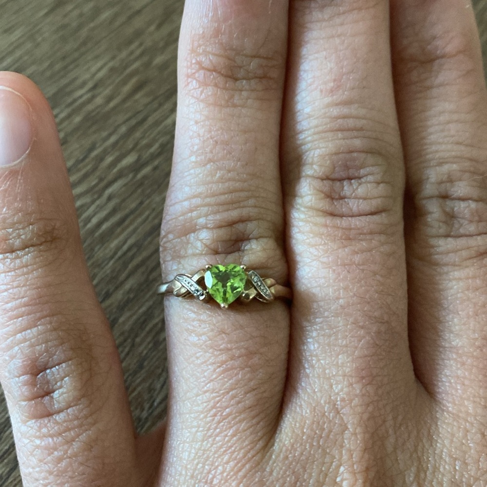 10k peridot gold ring